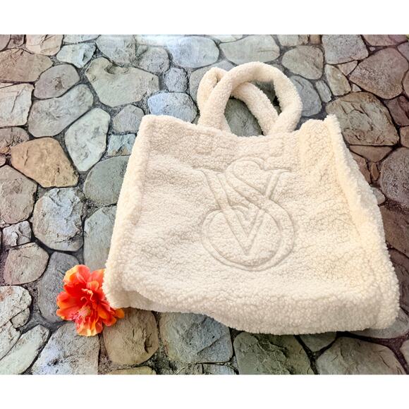 NWT VICTORIAS SECRET SHERPA BAG - Picture 4 of 10